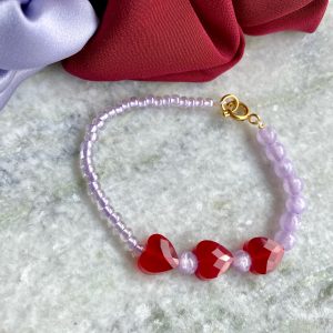 Herzchen-Perlenarmband in lila und rot