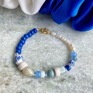 Blau- weißes Perlenarmband