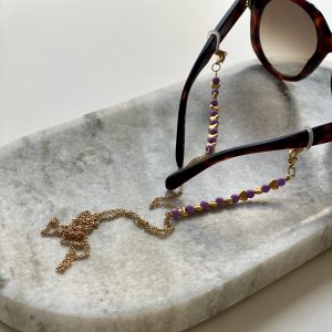 Brillenkette mit Herzchen und lilafarbenen Perlen