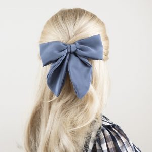 Blonde Frau mit blauer Haarschleife