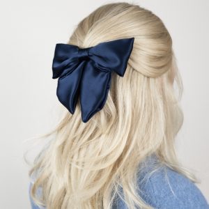 Blonde Frau mit Dunkel blauer Haarschleife