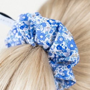 Blau-Weißer Scrunchie auf blondem Pferdeschwanz mit Blumenmuster